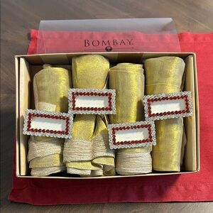 Elegant place card rings with napkins